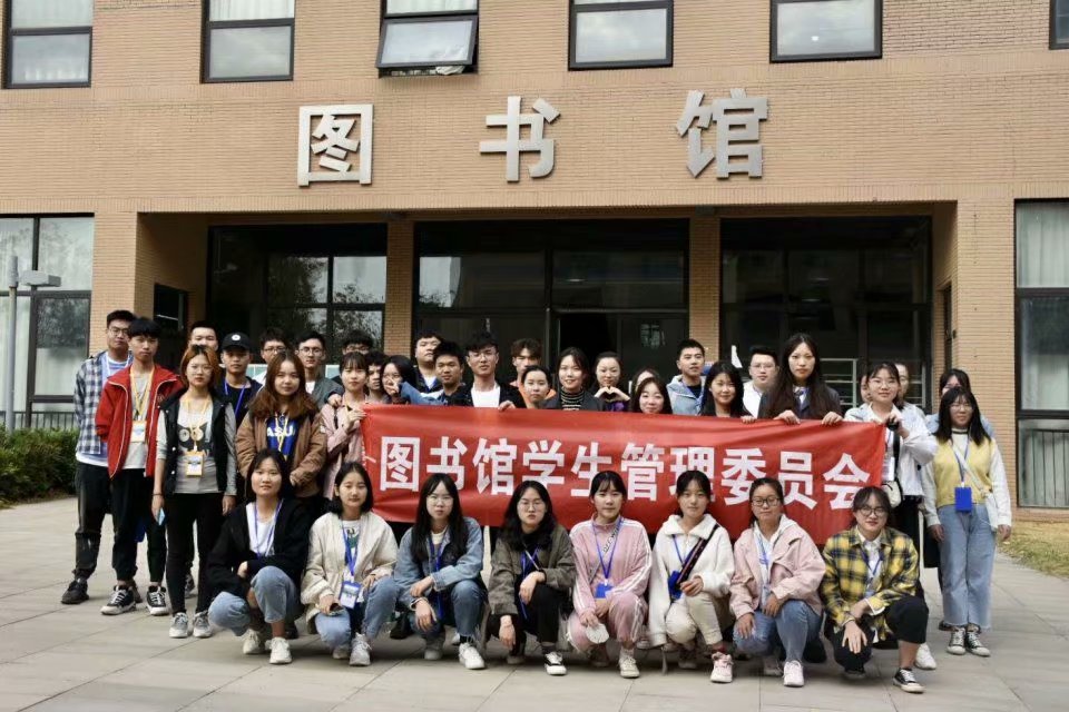 图书馆学生管理委员会到访武汉晴川学院参观交流